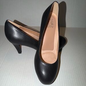 Naturalizer Classic Black 3” Heels Sz 6W New without box